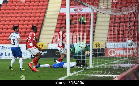 Rochdales Calvin Andrew erzielt ein eigenes Tor, um die zu machen Ergebnis Charlton Athletic 2 Rochdale 0 unter dem Druck von Charlton Ben Purrington von Athletic Stockfoto