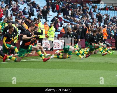 Norwich Cityplayers wärmen sich vor der Sky Bet Championship auf Spiel gegen Aston Villa in Birmingham Stockfoto