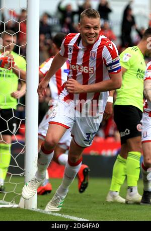 Ryan Shawcross von Stoke City feiert, nachdem er das zweite Tor seiner Seite erzielt hat. Stockfoto