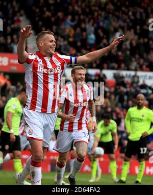 Ryan Shawcross von Stoke City feiert, nachdem er das zweite Tor seiner Seite erzielt hat. Stockfoto