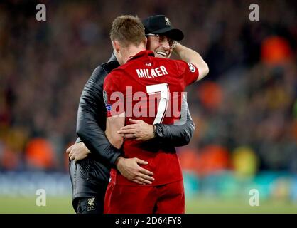 Liverpool-Manager Jurgen Klopp (hinten) und Liverpools James Milner (vorne) Feiern Sie nach dem letzten Pfiff Stockfoto