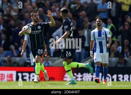 Bernardo Silva von Manchester City (links) und Riyad Mahrez feiern ihre Erste Seiten Ziel des Spiels Stockfoto