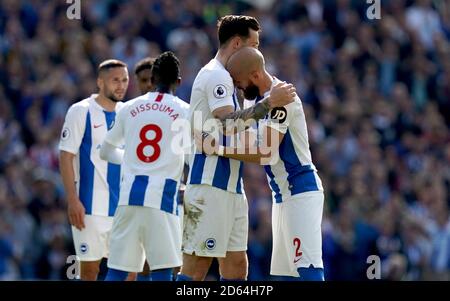 Bruno Saltor von Brighton & Hove Albion (rechts) ist emotional, da er in seinem letzten Auftritt für den Club ersetzt wird Stockfoto