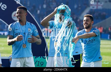 Danilo von Manchester City ist während der mit blauen Luftschlangen bedeckt Trophäenfeiern Stockfoto
