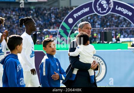 Brighton & Hove Albion Manager Chris Hughton während der Runde Der Wertschätzung am Ende des Spiels Stockfoto