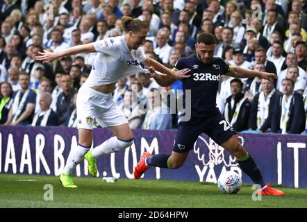 Luke Ayling von Leeds United (links) und Mason Bennett von Derby County Kampf um den Ball Stockfoto