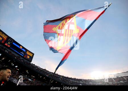 Barcelona-Fans winken während des Spiels eine Flagge Stockfoto