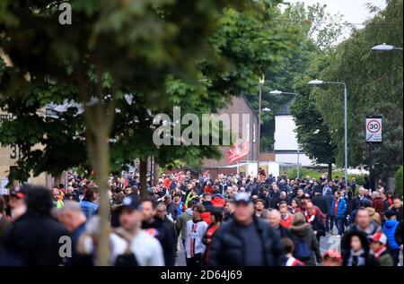 Eine allgemeine Ansicht der Fans, die vor Spielbeginn im Stadion ankommen Stockfoto