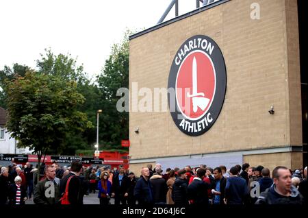 Eine allgemeine Ansicht der Fans, die vor Spielbeginn im Stadion ankommen Stockfoto
