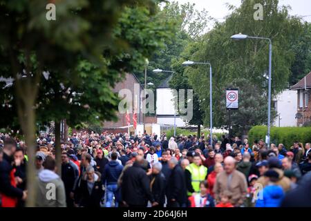Eine allgemeine Ansicht der Fans, die vor Spielbeginn im Stadion ankommen Stockfoto