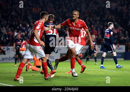 Charlton Athletic's Darren Pratley (Mitte) feiert den zweiten Platz seiner Seite Ziel des Spiels Stockfoto