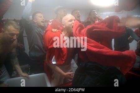 Jonathan Williams (Mitte) von Charlton Athletic feiert in den Umkleidekabinen Stockfoto