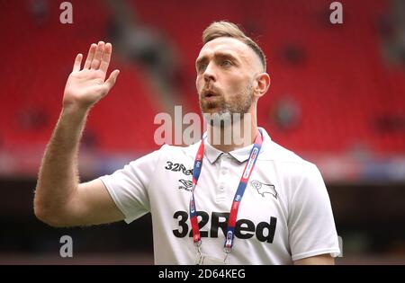 Richard Keogh von Derby County inspiziert den Platz vor dem Spiel Stockfoto