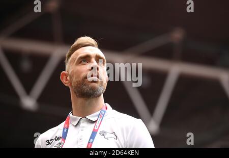 Richard Keogh von Derby County inspiziert den Platz vor dem Spiel Stockfoto