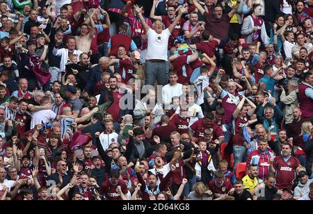 Aston Villa-Fans feiern das zweite Tor ihres Spieles, das von Spieler John McGinn erzielt wurde (nicht abgebildet) Stockfoto