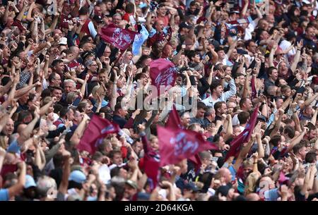 Aston Villa-Fans feiern das zweite Tor ihres Spieles, das von Spieler John McGinn erzielt wurde (nicht abgebildet) Stockfoto