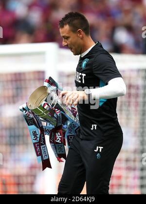 Aston Villa Assistenztrainer John Terry feiert mit dem Himmel Bet Championship Play-off Final Trophy nach dem letzten Pfiff Stockfoto