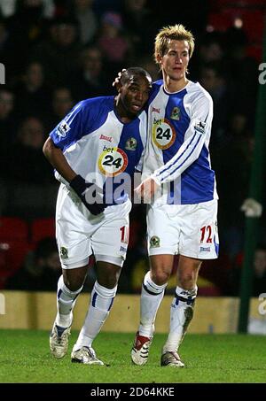 (-R) Benedict McCarthy von Blackburn Rovers feiert sein Ziel mit Morten Gamst Pedersen Stockfoto