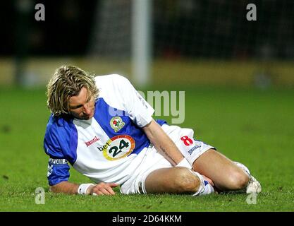 Robbie Savage von Blackburn Rovers liegt verletzt auf dem Spielfeld Stockfoto