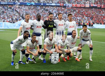 Hintere Reihe, links nach rechts, Tottenham Hotspur's Toby Alderweireld, Moussa Sissoko, Hugo Lloris, Jan Vertonghen und DELE Alli. Vorne, von links nach rechts, Tottenham Hotspur's Danny Rose, Harry Winks, Harry Kane, Kieran Trippier, Christian Eriksen und Son Heung-min posieren für ein Teamfoto vor dem UEFA Champions League Finale im Wanda Metropolitano, Madrid. Stockfoto