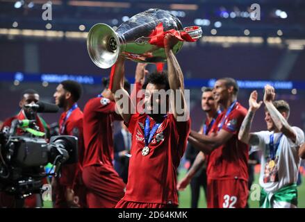 Liverpools Mohamed Salah feiert mit der Trophäe, nachdem er das Finale der UEFA Champions League am Wanda Metropolitano, Madrid. Stockfoto