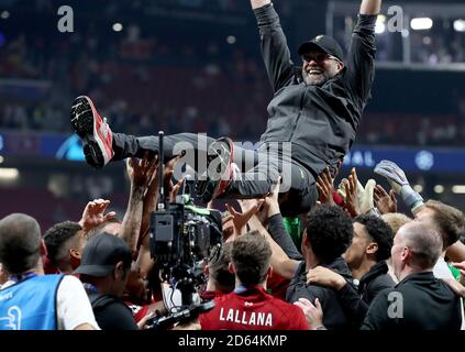 Liverpool Manager Jürgen Klopp wird durch seine Spieler nach dem Gewinn der UEFA Champions League Finale bei den Wanda Metropolitano, Madrid aufgehoben. Stockfoto