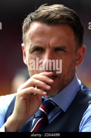 England Cheftrainer Phil Neville schaut vor dem Spiel Stockfoto