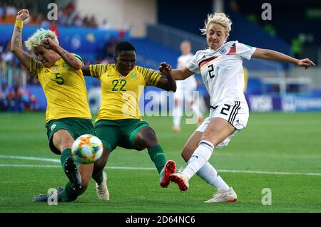 Südafrikas Janine Van Wyk, Rhoda Mulaudzi und Deutschlands Carolin Simon kämpfen um den Ball Stockfoto