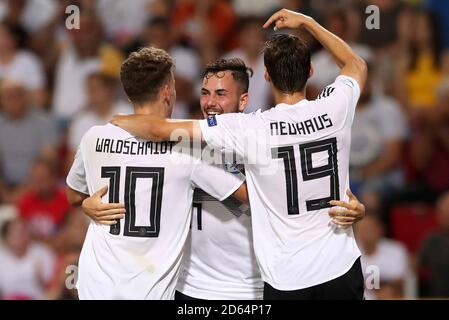 Der U21-Trainer Luca Waldschmidt (links) feiert mit den Teamkollegen Marco Richter (Mitte) und Florian Neuhaus das zweite Tor seiner Mannschaft Stockfoto