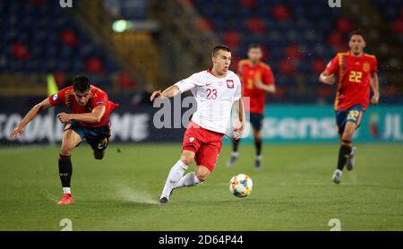 Spanien U21s Marc Roca (links) und Polen U21s Konrad Michalak in Aktion Stockfoto