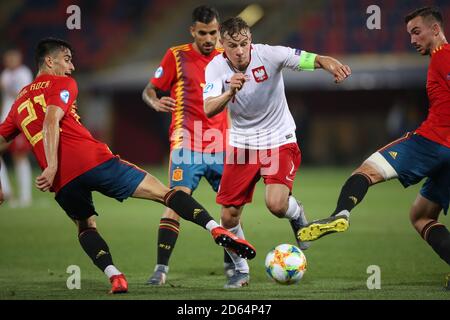 Polen U21s Szymon Zurkowski (Mitte) kämpft mit den spanischen U21ern Marc Roca (links), Dani Ceballos und Fabian Ruiz (rechts) Stockfoto