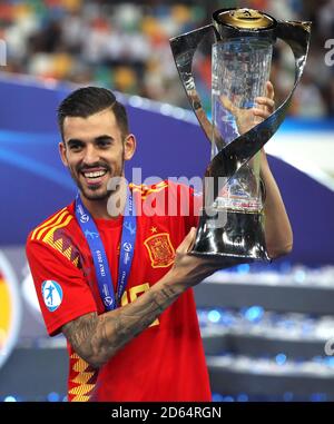 Der Spanier Dani Ceballos feiert mit dem Pokal, nachdem er das Finale der U-21-EM der UEFA gewonnen hat Stockfoto