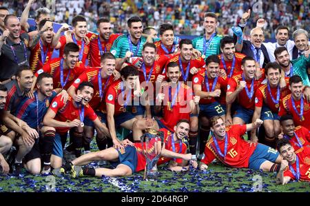 Die Spieler Spaniens feiern den Gewinn der UEFA-EM-Endrunde im Rahmen der U-21-EM Stockfoto