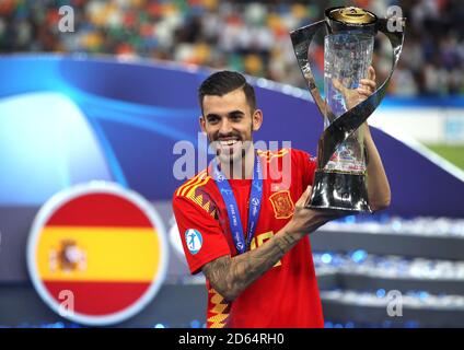 Der Spanier Dani Ceballos feiert mit dem Pokal, nachdem er das Finale der U-21-EM der UEFA gewonnen hat Stockfoto