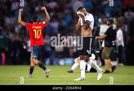 Der U21-deutsche Jonathan Tah erscheint am Schlusspfiff niedergeschlagen, als der Dani Ceballos von Spanien U21 den Sieg feiert Stockfoto