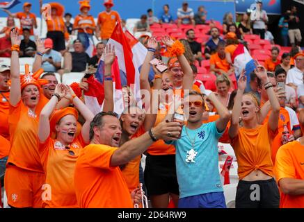 Niederländische Fans in den Tribünen vor dem Spiel Stockfoto