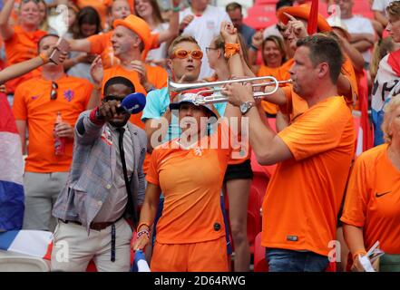 Niederländische Fans in den Tribünen vor dem Spiel Stockfoto