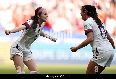 Die US-Amerikanerin Rose Lavelle (links) feiert mit Teamkollege Alex Morgan das zweite Tor ihrer Seite Stockfoto