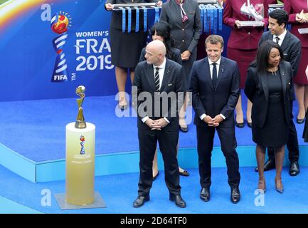 FIFA-Präsident Gianni Infantino (links) und der französische Präsident Emmanuel Macron stehen während der Trophäenpräsentation auf der Bühne Stockfoto