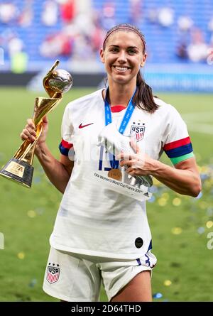 Alex Morgan aus den USA feiert nach dem Abpfiff mit der FIFA Women's World Cup Trophäe und dem Adidas Silver Boot Award Stockfoto