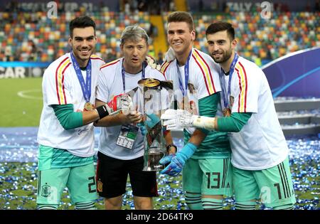 Miguel Angel Espana, Spanien U21-Torwarttrainer (Mitte) mit den Torhütern Dani Martin (links), Spanien Unai Simon (Mitte) und Antonio Sivera feiern mit der Trophäe, nachdem sie die UEFA-EM-Endrunde unter 21 Jahren gewonnen haben Stockfoto