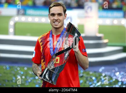 Pol Lirola aus Spanien feiert mit der Trophäe, nachdem er die UEFA-EM-Endrunde im Rahmen der U-21-EM gewonnen hat Stockfoto