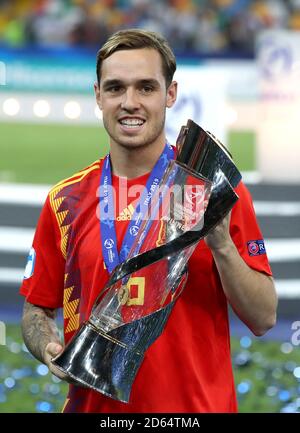 Pol Lirola aus Spanien feiert mit der Trophäe, nachdem er die UEFA-EM-Endrunde im Rahmen der U-21-EM gewonnen hat Stockfoto