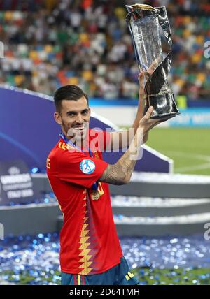 Der Spanier Dani Ceballos feiert mit dem Pokal, nachdem er das Finale der U-21-EM der UEFA gewonnen hat Stockfoto