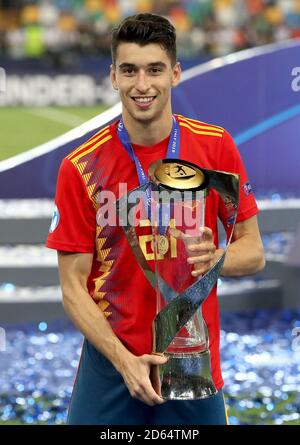 Der spanische U21er Marc Roca feiert mit der Trophäe, nachdem er die UEFA-EM-Endrunde unter 21 Jahren gewonnen hat Stockfoto