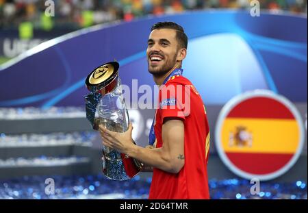 Der Spanier Dani Ceballos feiert mit dem Pokal, nachdem er das Finale der U-21-EM der UEFA gewonnen hat Stockfoto