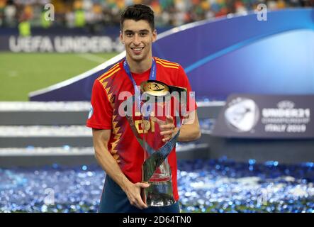 Der spanische U21er Marc Roca feiert mit der Trophäe, nachdem er die UEFA-EM-Endrunde unter 21 Jahren gewonnen hat Stockfoto