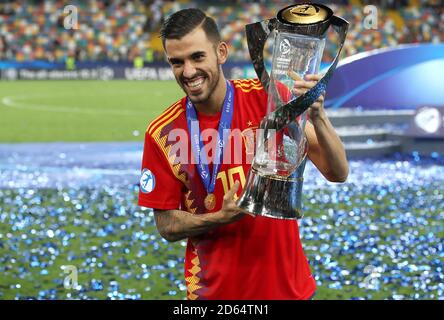 Der Spanier Dani Ceballos feiert mit dem Pokal, nachdem er das Finale der U-21-EM der UEFA gewonnen hat Stockfoto