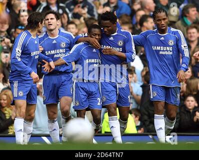 Chelseas Shaun Wright-Phillips (Mitte) feiert sein Tor mit den Teamkollegen Frank Lampard (links von der Mitte), John Mikel (rechts von der Mitte), Didier Drogba (ganz rechts) und Khalid Boulahrouz Stockfoto