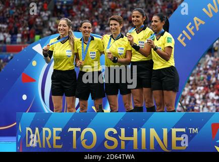 Schiedsrichter Stephanie Frappart (2. Links) mit ihren Assistentinnen wie Manuela Nicolosi (links) und Michelle O'Neill (Mitte) und Claudia Umpierrez (2. Rechts) nach dem Spiel. Stockfoto